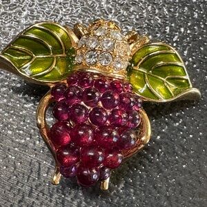 JOAN RIVERS VINTAGE GRAPEVINE BEE PIN